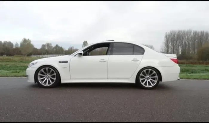 BMW M5 E60 V10